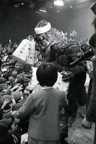 Illustration for article titled Behind-the-scenes Godzilla photos were charming, absolutely ridiculous